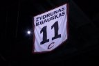 Klivlande į arenos palubę buvo pakelti Lietuvos krepšininko Žydrūno Ilgausko 11-uoju numeriu pažymėti marškinėliai.