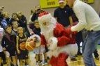 Sostinės krepšinio mokyklos šventėje Jonas Valančiūnas rungėsi su Kalėdų seneliu