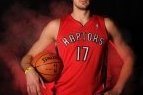 Prieš NBA pirmenybių "Toronto Raptors" ir "Houston Rockets" rungtynes geriausią Lietuvos krepšininką Joną Valančiūną apdovanojo Arvydas Sabonis